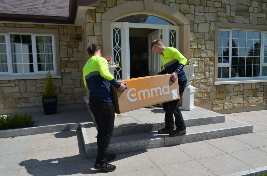 MeteorSpace 2-man delivery team carrying bulky furniture into customer’s home entrance